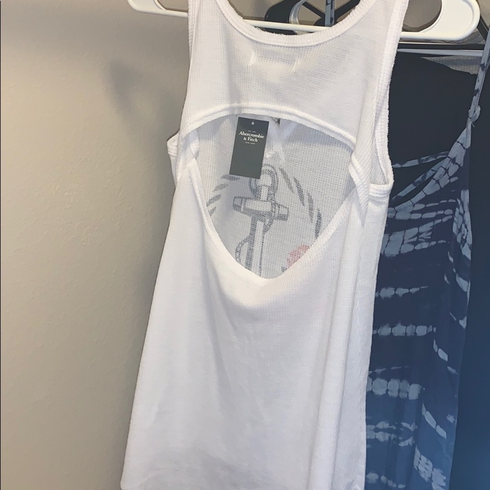 New XS white Abercrombie open back anchor top - Picture 3 of 5